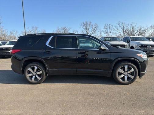 Mosaic Black Metallic 2021 Chevrolet Traverse LT Leather