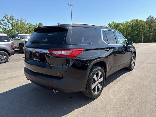 Mosaic Black Metallic 2021 Chevrolet Traverse LT Leather