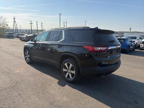 Mosaic Black Metallic 2021 Chevrolet Traverse LT Leather
