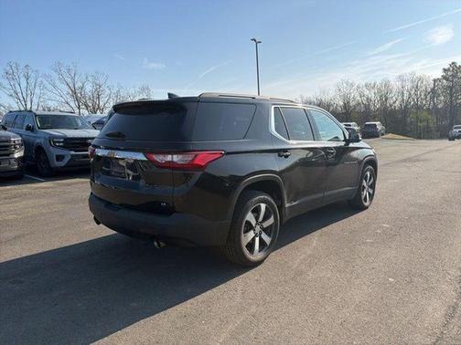 Mosaic Black Metallic 2021 Chevrolet Traverse LT Leather