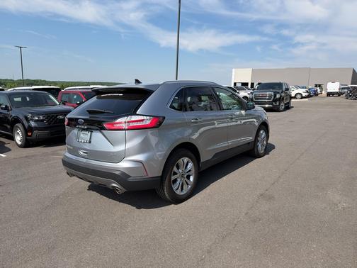 Iconic Silver Metallic 2024 Ford Edge Titanium