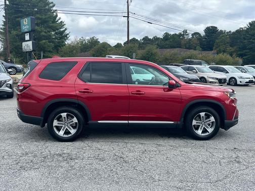 2023 Honda Pilot EX-L w/Rear Captain's Chairs