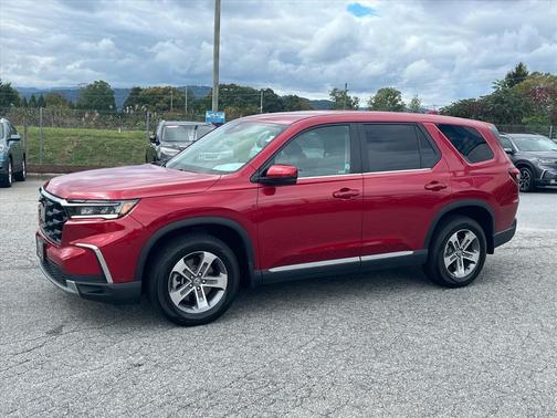 2023 Honda Pilot EX-L w/Rear Captain's Chairs