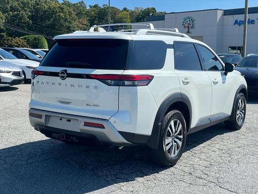 2024 Nissan Pathfinder SL