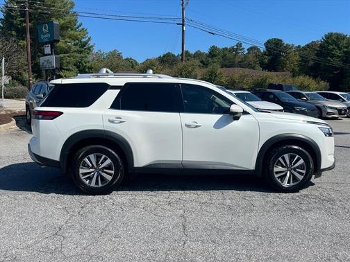 2024 Nissan Pathfinder SL