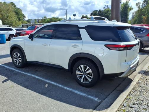 2024 Nissan Pathfinder SL