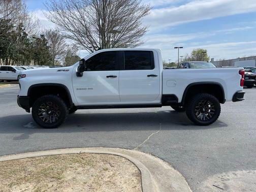 Summit White 2024 Chevrolet Silverado 2500 4WD Crew Cab Standard Bed ZR2