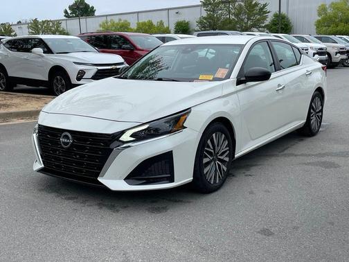Pearl White Tricoat 2024 Nissan Altima 2.5 SV