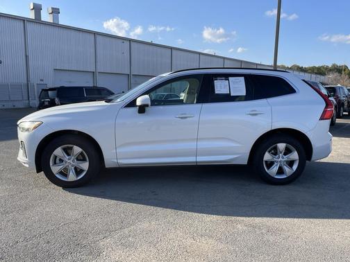 2022 Volvo XC60 B5 Momentum