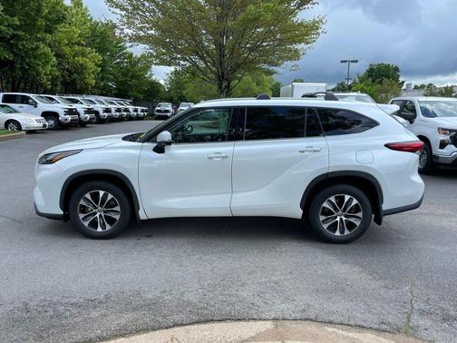 Pearl 2022 Toyota Highlander XLE