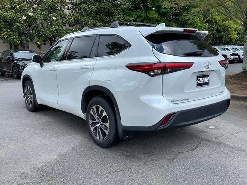 Pearl 2022 Toyota Highlander XLE