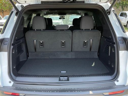 Summit White 2026 Chevrolet Traverse LT