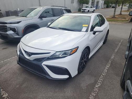 White 2022 Toyota Camry SE
