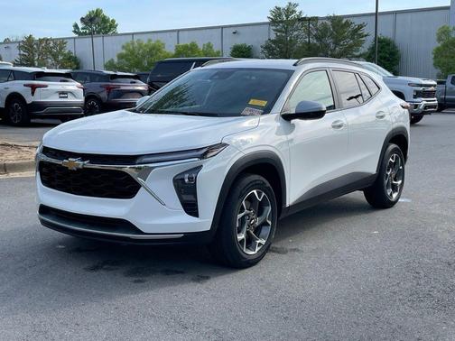 Summit White 2025 Chevrolet Trax LT
