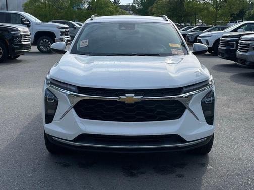 Summit White 2025 Chevrolet Trax LT