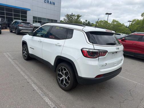 Bright White Clearcoat 2024 Jeep Compass Latitude
