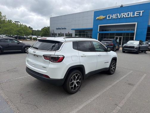 Bright White Clearcoat 2024 Jeep Compass Latitude