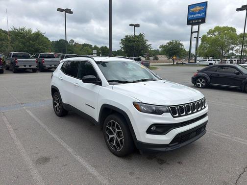 Bright White Clearcoat 2024 Jeep Compass Latitude