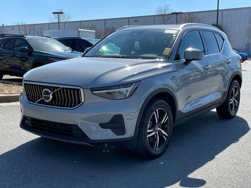 2025 Volvo XC40 B5 Core Bright Theme