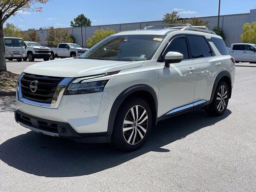 White 2023 Nissan Pathfinder Platinum