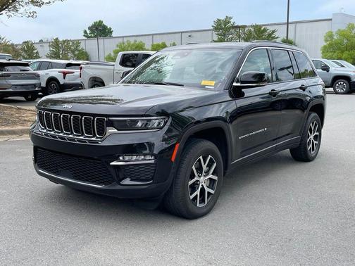 Diamond Black Crystal Pearlcoat 2024 Jeep Grand Cherokee Limited