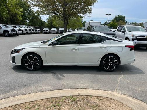 Glacier White 2024 Nissan Altima SR FWD