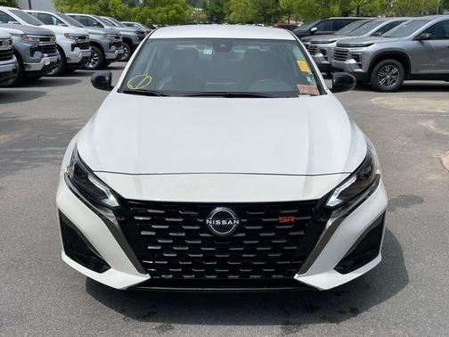 Glacier White 2024 Nissan Altima SR FWD