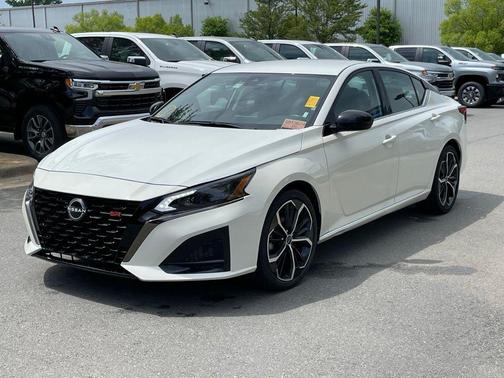 Glacier White 2024 Nissan Altima SR FWD