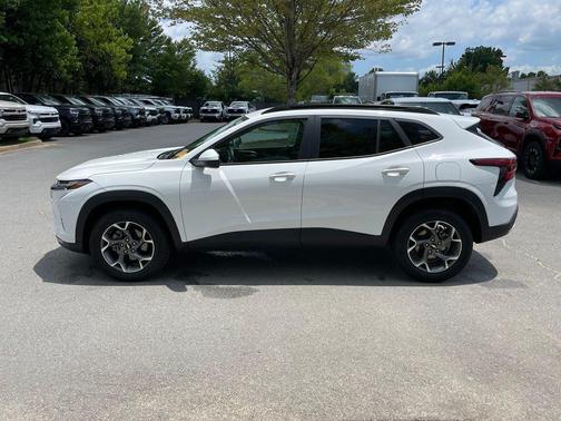Summit White 2024 Chevrolet Trax LT