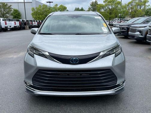 Celestial Silver Metallic 2023 Toyota Sienna XLE