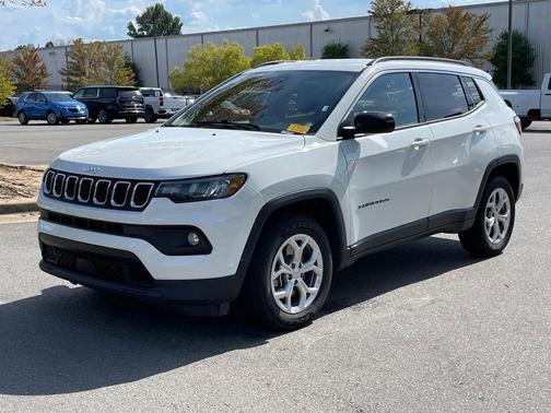 Bright White Clearcoat 2024 Jeep Compass Latitude