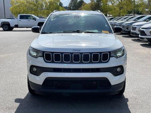 Bright White Clearcoat 2024 Jeep Compass Latitude