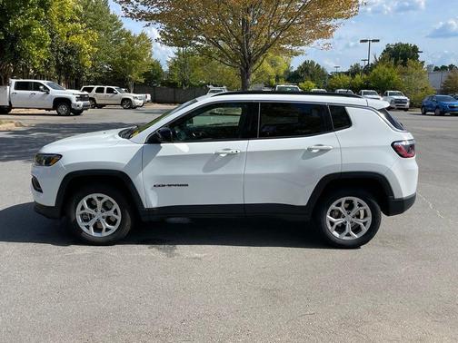 Bright White Clearcoat 2024 Jeep Compass Latitude