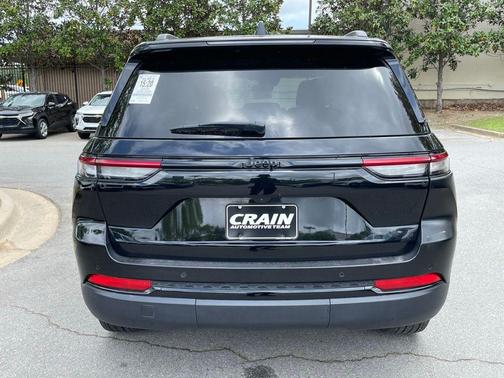 Diamond Black Crystal Pearlcoat 2025 Jeep Grand Cherokee Altitude