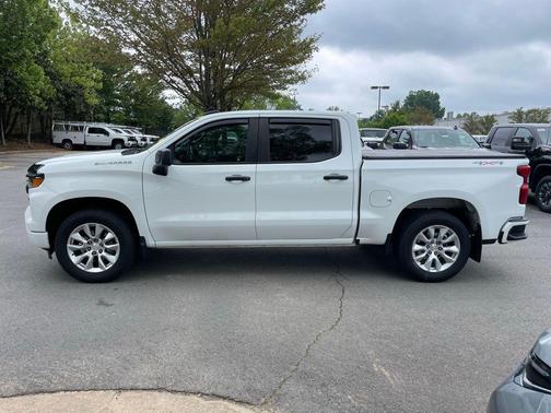 Summit White 2022 Chevrolet Silverado 1500 Custom