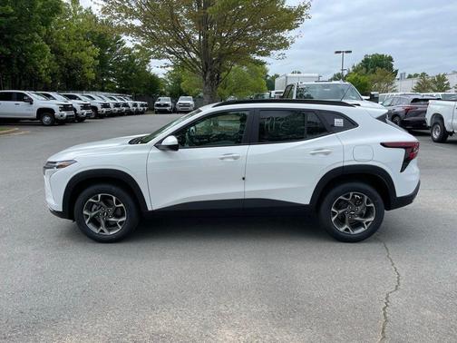 Summit White 2026 Chevrolet Trax LT