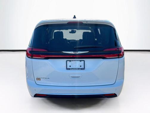 Bright White Clearcoat 2023 Chrysler Pacifica Touring L