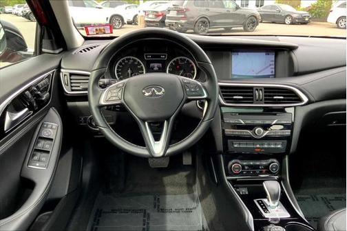 2017 INFINITI QX30 Premium
