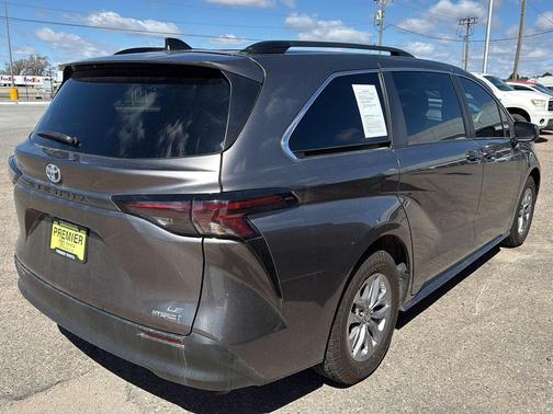 2023 Toyota Sienna LE