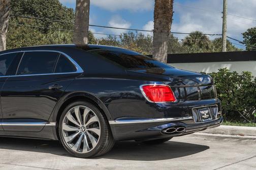 2022 Bentley Flying Spur V8 Sedan