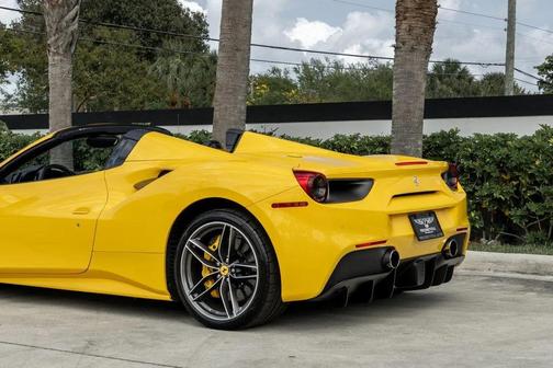 Giallo Modena 2017 Ferrari 488 Spider Base