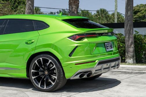 Verde Selvans Metallic 2022 Lamborghini Urus AWD