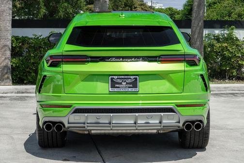 Verde Selvans Metallic 2022 Lamborghini Urus AWD