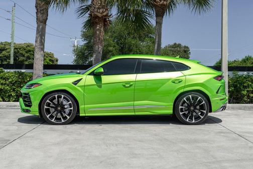 Verde Selvans Metallic 2022 Lamborghini Urus AWD