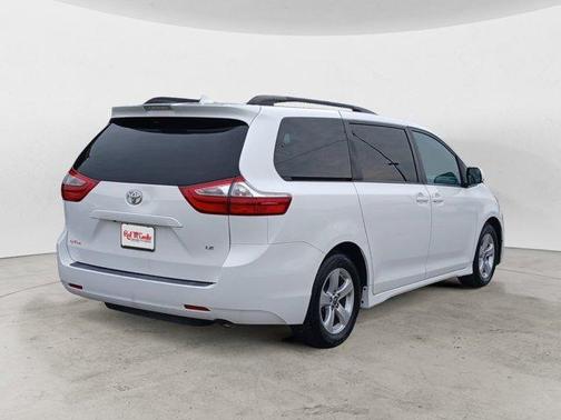 2018 Toyota Sienna LE