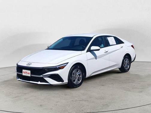 2024 Hyundai ELANTRA SE