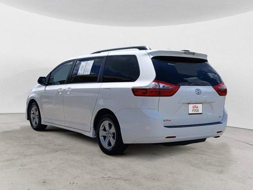 2020 Toyota Sienna LE