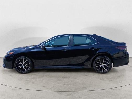 Midnight Black Metallic 2022 Toyota Camry SE