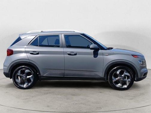 2022 Hyundai VENUE SEL