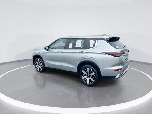 Silver 2025 Mitsubishi Outlander SE